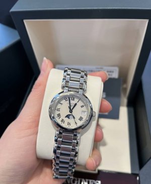 大哥说提前送的生日礼物，美美的爱住！ 一直都觉得浪琴的表 心月很适合女生，这次老公挑的这块带月相的心月完全长在我的审美点上~简约又大气的表盘，精致的表带，质感满