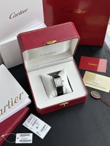 这款Tankmust系列腕表，同样采用品牌标志性的方形表壳、表盘镀银及剑形蓝钢指针，蓝宝石水晶玻璃以及在表冠上镶嵌的独一无二蓝色尖晶石设计加粒面小牛皮表带，相较