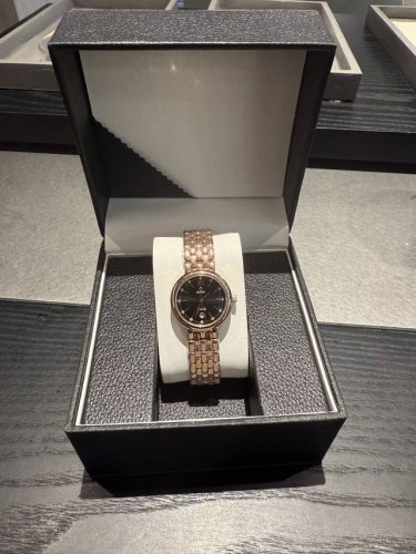 白 金升级版Omega -欧米茄典雅系列 卓越的惊艳亮相，将华贵珠宝的优雅魅力与卓越时计的精准技术完美结合“露珠”连结成一条光华夺目的表链，流畅的线条洋溢着柔美