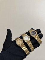 Ap爱彼皇家橡树最新推出23Mm迷你款石英女表。 爱彼分别以黄金、玫瑰金与白金等三种贵金属分别诠释现代的皇家橡树迷你霜金石英表，不止如此，手表的表壳、表圈与链带