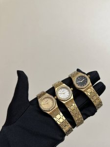 Ap爱彼皇家橡树最新推出23Mm迷你款石英女表。 爱彼分别以黄金、玫瑰金与白金等三种贵金属分别诠释现代的皇家橡树迷你霜金石英表，不止如此，手表的表壳、表圈与链带