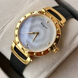 原盒80 新款 菲拉格慕ferragamo ，Pvd镀金表壳，蓝宝石玻璃，6朵雕花拼接珍珠贝母表盘，每一层每一块手表都不同色彩，瑞士原装石英机芯，小牛皮粒面表带