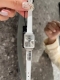 白 金 钢带+20 钻+20 香奈儿chanel 最新配色现代经典时尚设计 壳表面的方圈是玻璃电镀 独特风格搭配皮带 日本进口石英机芯走时精准，尺寸20×26M
