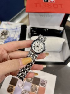 今年3月份天梭出得新款嘉丽小美人系列 整体非常简洁，26Mm的表盘很精致小巧，厚度刚刚好没有浪琴心月那么厚，不愧是小美人～戴起来也是非常好看的～值得入手手表之一