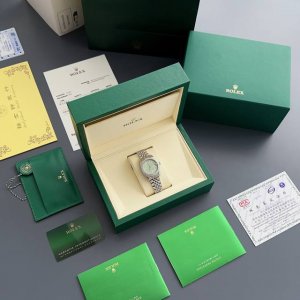 带钻表带 劳力士日志型31Mm腕表 白钻满镶，316精钢的璀璨奢华盛宴 31Mm的优雅尺寸，邂逅316精钢与满镶白钻的极致碰撞，成就腕间的奢华艺术品。 从深邃神