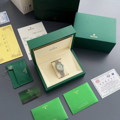 带钻表带 劳力士日志型31Mm腕表 白钻满镶，316精钢的璀璨奢华盛宴 31Mm的优雅尺寸，邂逅316精钢与满镶白钻的极致碰撞，成就腕间的奢华艺术品。 从深邃神