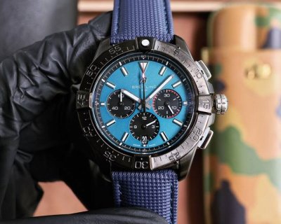 百年灵 Breitling 复仇者系列 日本多功能石英 43*13Mm 拱桥强化玻璃 意大利牛皮表带 原装扣 复仇者黑鸟侦察机 承载着改变历史的使命