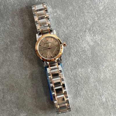 巴宝莉-Burberry 都市系列英伦风尚女士石英腕表，简约大气，大方优雅，集浪漫温柔以及运动风范的干脆利落于一身，让你在休闲时刻魅力无限，尺寸26Mm！