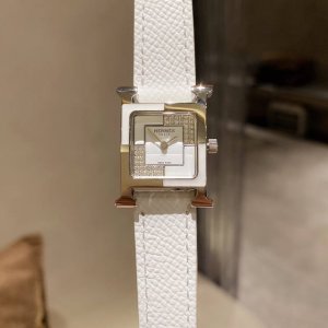 21Mm爱马仕 Heure H 系列 最经典的h字表壳 白色天然贝母字面 纯手工打磨而成 对这种方形表盘的手表真的一点抵抗力都没有 316精钢表壳精工打磨 H