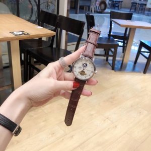百达翡丽 Patek Philippe 精品男士腕表，飞轮搭载月相设计，尊贵大气，绅士风范，卓越品质，热卖全城。采用全自动机械机芯，进口小牛皮表带，矿物质超强镜