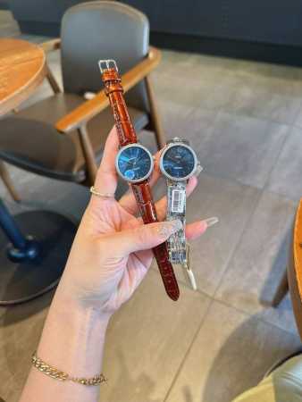 白 金 钢带+20 钻圈+20 欧米茄-Omega 女士腕表 进口石英机芯 316L精钢表壳 直径34Mm厚8Mm该款腕表备受女性喜爱，四季衣服搭配，尽显优雅在 - 点击图像关闭