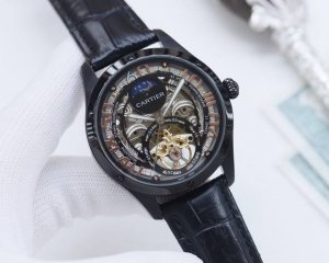 尊享价： 品牌：卡地亚-Cartier 类型：男士腕表 壳套：顶级版316精钢l 表带：进口小牛皮表带 机芯：全自动进口机械机芯 镜面：矿物质防刮镜面玻璃 尺寸