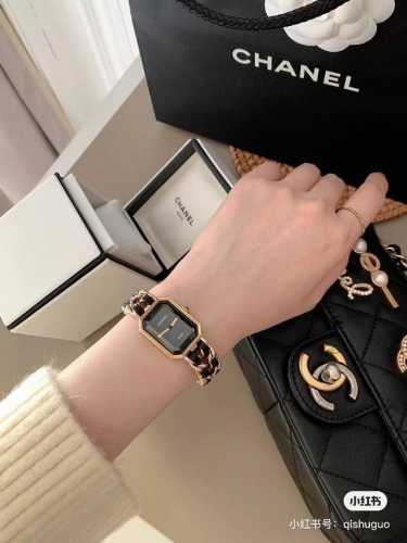 Chanel 香奈儿“黑方糖” Emiere系列 其灵感来源于N5香水的瓶盖与巴黎芳登广场的广角形轮廓直径20X26Mm！精钢与黑色皮革交织而成的链带显示出独特