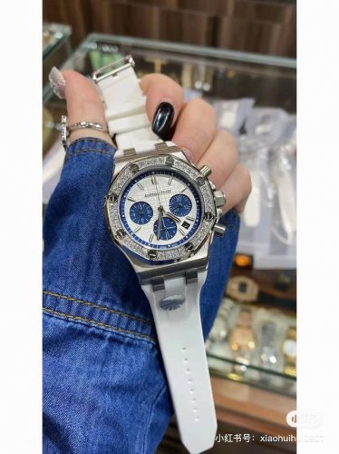 Ootd｜腕表分享｜女神王子文同款 被问爆的一款Ast赌你绝对会心动 37表径女神款，外圈镶满一圈钻石，多色表盘多功能计时搭配出层次感，上手给人又酷又飒的感觉，