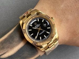 品牌：Rolex劳力士热卖经典系列：日志型耗式双历系列机芯：顶级进口全自动机械机芯双历显示 壳套: 采用316精钢壳套镜面: 矿物质水晶防磨防刮镜面尺寸：直径4