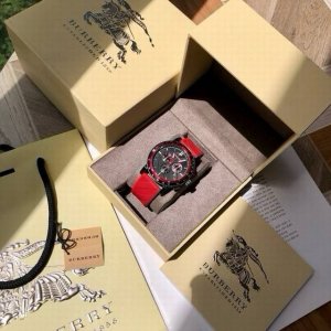 新款到！英国经典奢侈品牌，Burberry 巴宝莉石英男表，Bu9805，巴宝莉永恒经典的格子风格渗透到表盘上，既典雅又不失美感，原装瑞士机芯，蓝宝石玻璃镜面，