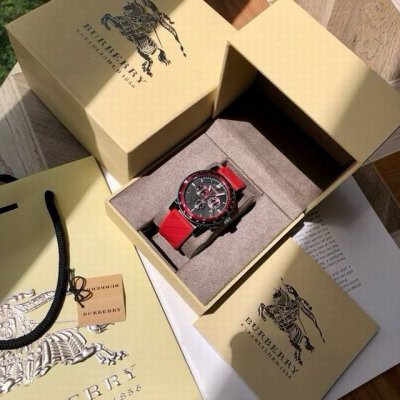 新款到！英国经典奢侈品牌，Burberry 巴宝莉石英男表，Bu9805，巴宝莉永恒经典的格子风格渗透到表盘上，既典雅又不失美感，原装瑞士机芯，蓝宝石玻璃镜面，