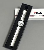Fila斐乐 我的猫咪就在手表上啦 设计师太懂爱猫人士啦 我喜欢表盘上的猫咪憨憨的 表带上也印着可爱的字母图案 上手好有Ins风俏皮有趣 送给喜欢猫猫的朋友敲合
