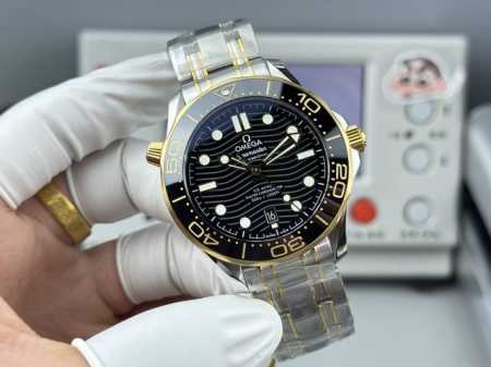 白 -金 Or-Factoy将开启复刻传奇的篇章。 这一前沿风尚的欧米茄海马300米系列腕表，采用进口316L精钢打造而成，表圈采用韩国高密度陶瓷，饰以白色珐琅 - 点击图像关闭