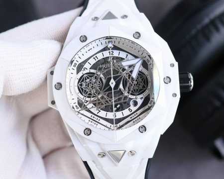 Hublot宇舶表big Bang Sang Bleu 刺青第二代腕表 运用立体几何图形 巧妙的构思 呈现出精妙的浮雕效果以及完美的三维视觉体验 陶瓷表壳采用独 - 点击图像关闭