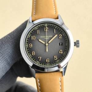 统一 Tw新品 百达翡丽Calatrava系列Ref.5226G-001腕表。 表径40Mm，316精钢表壳，侧缘雕饰巴黎钉纹，灰色表盘流露复古韵味，边缘呈黑色