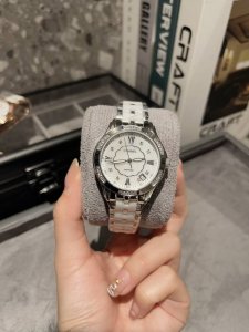 白 玫 皮带陶瓷同价 香奈儿chanel---优雅气质陶瓷女士腕表 表壳独具匠心的创意 轻盈舒适 表链由符合人体工程学设计弧形陶瓷间钢链组成 完美贴合女性的纤细