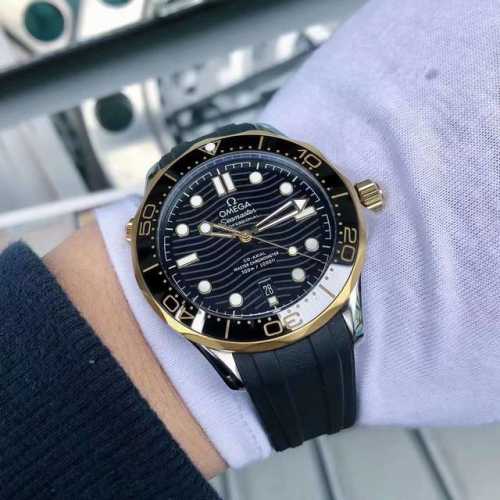 白380 金520Omega 欧米茄海马系列。这款经典而硬朗的时计，延续着欧米茄辉煌的海洋传奇。欧米茄海马系列Aqua Terra 别具一格的面盘设计，令人想起