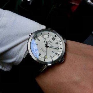 520万国海洋三针胶带男款密底机械———-品牌：万国（三针经典，浩瀚大气）低调绅士类型：精品男士腕表（新品）表带：泰国进口胶带（舒适）机芯:顶级机械机芯（稳定）