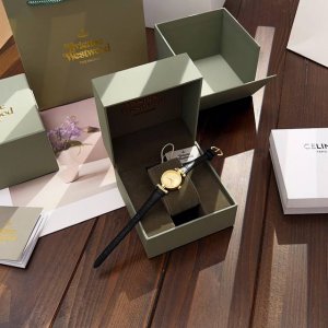 配盒 Vivienne Westwood 复古石英腕表 西太后的这款腕表你值得拥有 真是好看到爆炸，太吸睛了 懂牌子的人都清楚 Vivienne Westwoo