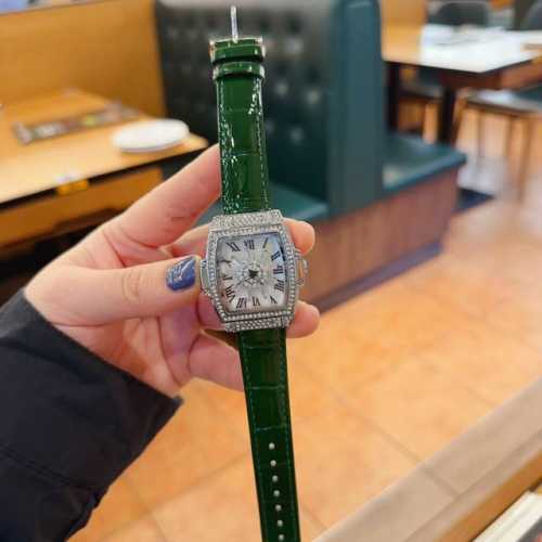 潮牌百搭时来运转系列 旋转十字花面表盘 简约两针搭配进口轴承花面腕间星光璀璨 壳侧铆钉装饰 细致之处更显高贵优雅