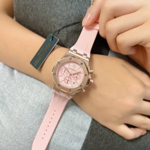 光圈白 金 品牌：爱彼-Ap系列：皇家橡树离岸型系列类型：女士计时腕表材料：316L精钢机芯：石英Vk67机表镜：防眩光处理水晶玻璃 兰宝 表带：高级进口料胶带