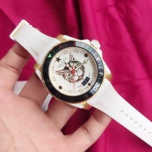 Gucci 古驰原单中性潜水表，新款到货，以品牌标志性动物图案和夜光显示为表盘，应用不锈钢材质，经缎面拉丝润饰，并搭配与表盘配色一致的橡胶表带，表盘单向旋转表圈