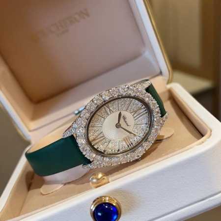 Chopardl‘Heuredudiamant#系列腕表，采用品牌标志性“皇冠爪镶”工艺，以精湛技艺与风格为女性之美谱写出一曲奢美的颂歌，一如作品上镶嵌的耀眼美 - 点击图像关闭