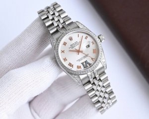 白950-金1300 2025劳力士日志系列 女表优雅上市 ①：女装日志型采用904L不锈钢来锻造不锈钢腕表，表壳具备高抗腐蚀性。这种超合金不仅非常耐用且易于磨