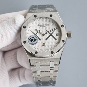 1630Aps出品。Kaws联名 升级V2版本 械男士腕表 搭载性能稳定的9015改Cal.4302机芯 超级蓝宝石玻璃 更加的耐磨防刮 超强夜光显示 每颗字面