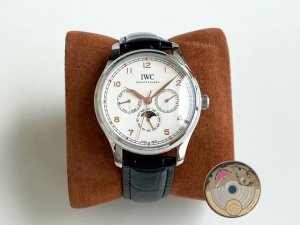 金650万国-Iwc葡萄牙系列，型号:Iw34 2。沙夫豪森 瑞士制表名家沙夫豪森Iwc万国表为其Iwc葡萄牙系列万年历腕表新添直径42毫米的表款 ，3点、6点