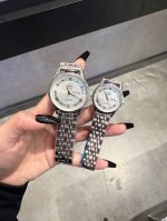 白 金 经典款欧米茄 情侣对表 双历原装进口石英机芯 矿物质玻璃镜面 316L精钢表壳 直径男40Mm女30Mm 厚8Mm如果今天的阳光停止了它耀眼的光芒。那么