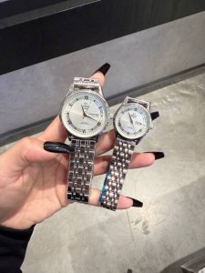 白 金 经典款欧米茄 情侣对表 双历原装进口石英机芯 矿物质玻璃镜面 316L精钢表壳 直径男40Mm女30Mm 厚8Mm如果今天的阳光停止了它耀眼的光芒。那么