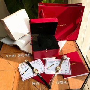 卡地亚新款！通体包18K黄金+美洲鳄鱼皮表带！卡家最新经典之作！Baignoire浴缸系列腕表，典雅欧风浴缸形状，完美演绎卡地亚的经典美学，涌现腕表设计的焕新力