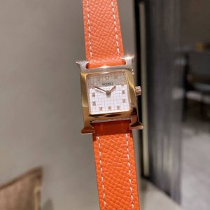 FFF钻50 最新上市Heure H腕表 H皮带LOGO标志表壳尺寸：中号 小号 不锈钢表壳，“羽毛”镶钻，中号26X26毫米，小号21X21毫米，镶嵌112颗