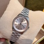 个探索2025早春古驰G-Timeless 石英系列。表径29Mm，表盘缀饰低调内敛的互扣式双G和Gucci字母标识，诠释时尚型格。不绣钢间电Pvd表带表壳，进