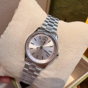 个探索2025早春古驰G-Timeless 石英系列。表径29Mm，表盘缀饰低调内敛的互扣式双G和Gucci字母标识，诠释时尚型格。不绣钢间电Pvd表带表壳，进