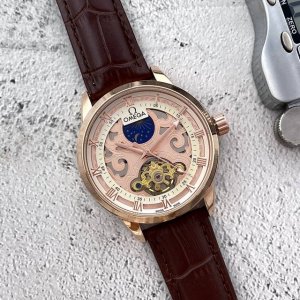 欧米茄 Omega 商务休闲飞轮机械男表，12字位置设有星月窗口，6字位大飞轮，让佩戴者腕间散发无穷魅力，全自动机械机芯，316L精钢材质，牛皮表带，直径：42