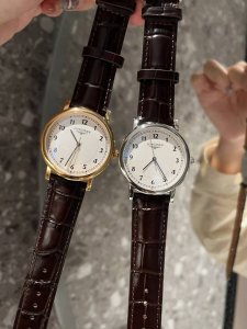 白 金 钻+30 钢皮同价 浪琴情侣款 简直太别致了！低调又不失细节的美，表盘刻度也太纤细秀气了吧！复古独特，上手不撞款，走时精准，秀气文雅，当你觉得今天的首饰