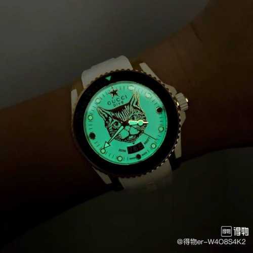 Gucci 中性夜光虎头 手表 超级喜欢这个手表，设计感满满，好特别！Gucci新款中性潜水表，40 Mm表径，以品 牌标志性猛虎头图案和超强夜光显示为表盘。搭