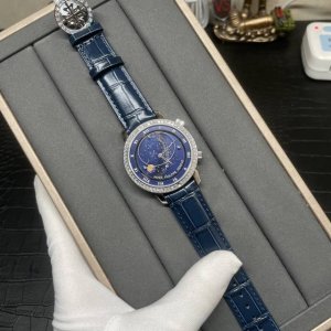 2410梦幻星空腕表横空出世，不负众望：真星空轨道表盘，按正品745小时一圈。和正品完全一致，独家三层表盘完美复刻原装表！配送专柜运输包装盒！ “贵族的标志”百