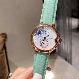 金 新品2021 月空璀璨幻想 被优雅的月相吸引到了 这款全新卡地亚蓝气球小月相“飘花”镶嵌钻石和蓝宝石腕表 超级优雅 “飘花”姿态散落在表盘上 表盘是珍珠母贝