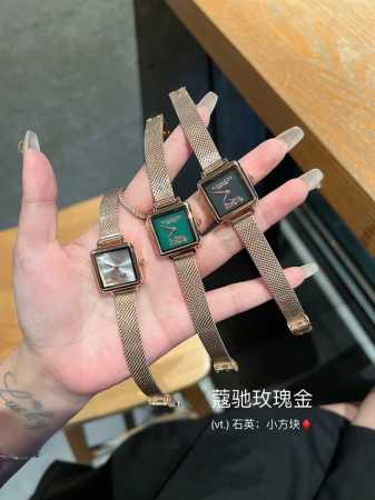 Coach 蔻驰cass系列茶玫瑰表盘小牛皮石英手表女表小方糖小方表。 立体感茶玫瑰搭配个性方形表盘，优雅时尚，设计感小巧精致 表壳材质：镀金钢。 机芯材质：石 - 点击图像关闭