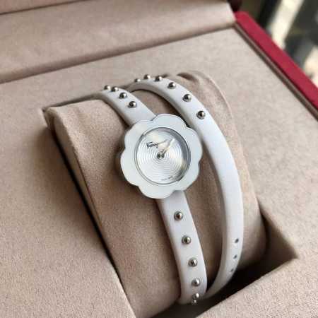 原盒:80 新款专柜同步上新！菲拉格慕 Ferragamo Salvatore 女士手表，花朵造型，26Mm表径，蓝宝石玻璃，瑞士石英机芯，原厂原单尾货！最新款 - 点击图像关闭