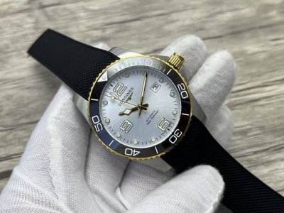 金+20康卡斯同步原版。专柜主力走量系列，尺寸43Mm，舒适贴合且不失儒雅。专为求追卓越品质和拥优有雅态度的品味人设士计 浪琴 Longines 康卡斯水潜系列